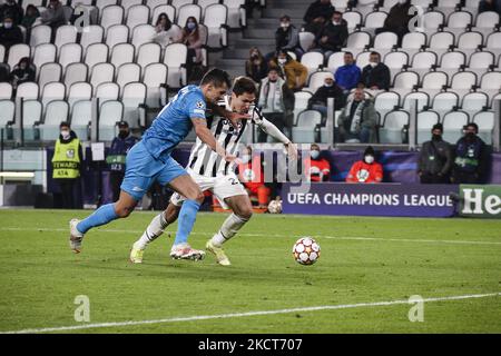 Juventus Mittelfeldspieler Federico Chiesa (22) kämpft während des UEFA Champions League Gruppenfußballspiels Nr.4 GEGEN Zenit-Verteidiger Dejan Lovren (6) UM den Ball JUVENTUS - ZENIT am 02. November 2021 im Allianz-Stadion in Turin, Piemont, Italien. Endergebnis: Juventus-Zenit 4-2. (Foto von Matteo Bottanelli/NurPhoto) Stockfoto