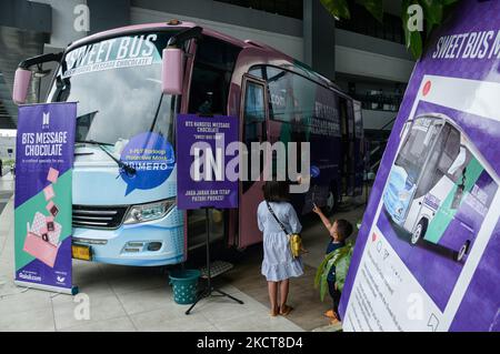 Indonesische Fans der südkoreanischen K-Pop-Boy-Band BTS schaut in den Bus BTS Hangeul Message Chocolate am 4. November 2021 in der Boxies 123 Mall in Bogor, West Java. (Foto von Adriana Adie/NurPhoto) Stockfoto