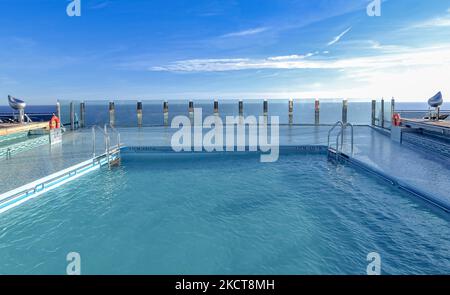 Blick auf den Achterpool im Inneren des Kreuzfahrtschiffs MSC Preziosa während der Fahrt am 24. Oktober 2017. Stockfoto