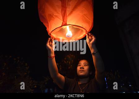 AWomanbereitet sich darauf vor, am Donnerstag, den November04. August 2021, Sky Laterne während der Feier des Tihar- oder Deepawali- und Dewali-Lichterfestes in Bhaktapur, Nepal, zu fliegen. (Foto von Narayan Maharjan/NurPhoto) Stockfoto