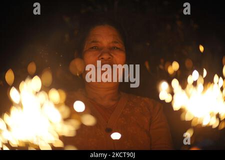 Die Frau bereitet sich darauf vor, während der Feierlichkeiten zum „Festival of Lights“ in Bhaktapur, Nepal, am Donnerstag, den onNovember04. 2021, Sky Laterne zu fliegen. (Foto von Narayan Maharjan/NurPhoto) Stockfoto