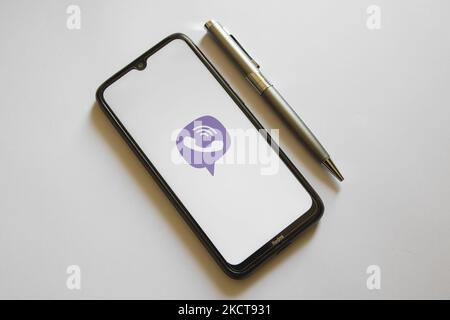 In dieser Fototafel wird am 4. November 2021 in Athen, Griechenland, ein Viber-Logo auf einem Smartphone-Bildschirm und ein Bleistift angezeigt. (Foto von Nikolas Kokovlis/NurPhoto) Stockfoto