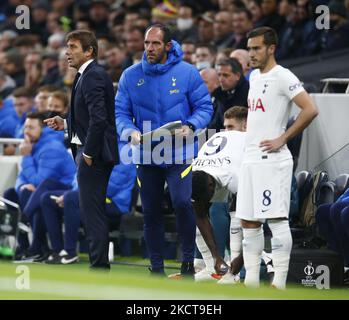 L-R Assistant Head Coach Cristian Stellini und Tottenham Hotspur Manager Antonio Conte während der Europa Conference League Group G zwischen Tottenham Hotspur und Vitesse am 04.. November 2021 im Tottenham Hotspur Stadion in London, England (Foto by Action Foto Sport/NurPhoto) Stockfoto