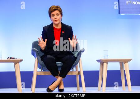 Nicola Sturgeon, erste Ministerin von Schottland, spricht während der Global Youth Voice Session am sechsten Tag der UN-Klimakonferenz COP26 2021, die von der UNFCCC am 5. November COP26 im Scottish Event Campus in Glasgow, Schottland, abgehalten wurde. COP26, die vom 31. Oktober bis 12. November in Glasgow stattfindet, wird die bedeutendste Klimakonferenz seit dem Pariser Gipfel 2015 sein, da die Nationen voraussichtlich neue Treibhausgasemissionsziele festlegen werden, um die globale Erwärmung zu verlangsamen und andere wichtige Verpflichtungen zu festigen. (Foto von Dominika Zarzycka/NurPhoto) Stockfoto