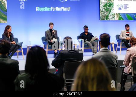 Junge Erwachsene und Jugendliche stellen ihre Klimaanforderungen während der Global Youth Voice Session am sechsten Tag der UN-Klimakonferenz COP26 2021 vor, die von UNFCCC am 5. November COP26 im Scottish Event Campus in Glasgow, Schottland, abgehalten wird. COP26, die vom 31. Oktober bis 12. November in Glasgow stattfindet, wird die bedeutendste Klimakonferenz seit dem Pariser Gipfel 2015 sein, da die Nationen voraussichtlich neue Treibhausgasemissionsziele festlegen werden, um die globale Erwärmung zu verlangsamen und andere wichtige Verpflichtungen zu festigen. (Foto von Dominika Zarzycka/NurPhoto) Stockfoto