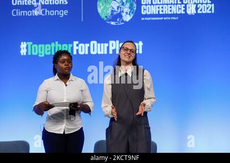 Junge Erwachsene und Jugendliche stellen ihre Klimaanforderungen während der Global Youth Voice Session am sechsten Tag der UN-Klimakonferenz COP26 2021 vor, die von UNFCCC am 5. November COP26 im Scottish Event Campus in Glasgow, Schottland, abgehalten wird. COP26, die vom 31. Oktober bis 12. November in Glasgow stattfindet, wird die bedeutendste Klimakonferenz seit dem Pariser Gipfel 2015 sein, da die Nationen voraussichtlich neue Treibhausgasemissionsziele festlegen werden, um die globale Erwärmung zu verlangsamen und andere wichtige Verpflichtungen zu festigen. (Foto von Dominika Zarzycka/NurPhoto) Stockfoto