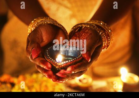 Hindu-Anhänger halten eine Diya (kleine Tonlampe) während des Festivals von Diwali in einem Hindu-Tempel in Toronto, Ontario, Kanada, am 04. November 2021. (Foto von Creative Touch Imaging Ltd./NurPhoto) Stockfoto