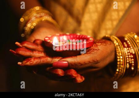 Hindu-Anhänger halten eine Diya (kleine Tonlampe), während sie zuhören, während Gebete während des Festivals von Diwali in einem Hindu-Tempel in Toronto, Ontario, Kanada, am 04. November 2021 rezitiert werden. (Foto von Creative Touch Imaging Ltd./NurPhoto) Stockfoto