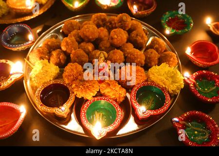 Diyas (kleine Tonlampen) umgeben ein Idol der Göttin Lakshmi (Göttin Laxmi) auf einem Tablett mit Ladoos (indischen Süßigkeiten) während des Festivals von Diwali in einem Hindu-Tempel in Toronto, Ontario, Kanada, am 04. November 2021. (Foto von Creative Touch Imaging Ltd./NurPhoto) Stockfoto