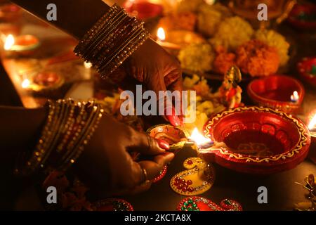 Hindu-Anhänger zünden eine Diya (kleine Tonlampe) während des Festivals von Diwali in einem Hindu-Tempel in Toronto, Ontario, Kanada, am 04. November 2021 an. (Foto von Creative Touch Imaging Ltd./NurPhoto) Stockfoto