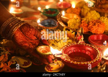 Hindu-Anhänger zünden eine Diya (kleine Tonlampe) während des Festivals von Diwali in einem Hindu-Tempel in Toronto, Ontario, Kanada, am 04. November 2021 an. (Foto von Creative Touch Imaging Ltd./NurPhoto) Stockfoto