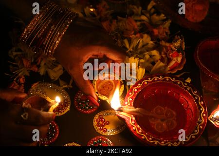Hindu-Anhänger zünden eine Diya (kleine Tonlampe) während des Festivals von Diwali in einem Hindu-Tempel in Toronto, Ontario, Kanada, am 04. November 2021 an. (Foto von Creative Touch Imaging Ltd./NurPhoto) Stockfoto