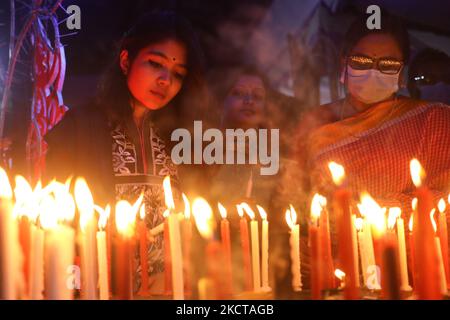 Eifrige Anhänger zünden Kerzen an, während sie an einem Fest teilnehmen, um Diwali zu feiern, das hinduistische Lichtfest in einem Tempel in Dhaka, Bangladesch, am 04. November 2021. (Foto von Syed Mahamudur Rahman/NurPhoto) Stockfoto