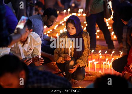 Eifrige Anhänger zünden Kerzen an, während sie an einem Fest teilnehmen, um Diwali zu feiern, das hinduistische Lichtfest in einem Tempel in Dhaka, Bangladesch, am 04. November 2021. (Foto von Syed Mahamudur Rahman/NurPhoto) Stockfoto