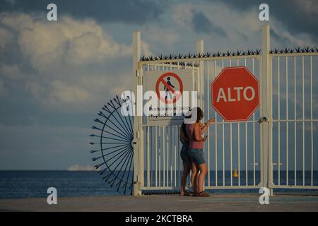 Zwei Frauen, die in Play Del Carmen in der Nähe des Eingangstors einer Fähre zur Insel Cozumel gesehen wurden. Am Samstag, den 6. November 2021, in Playa Del Carmen, Quintana Roo, Mexiko. (Foto von Artur Widak/NurPhoto) Stockfoto