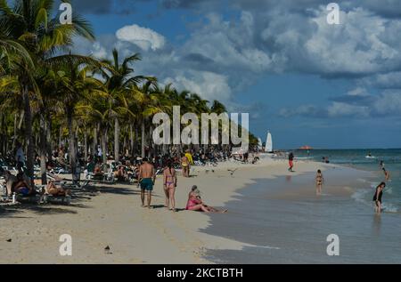 Allgemeiner Blick auf den palmengesäumten Playacar Beach, der von gehobenen Resorts umgeben ist, die für ihren feinen Sand, das klare Wasser und den Blick auf den Sonnenuntergang in Playa Del Carmen bekannt sind. Am Samstag, den 6. November 2021, in Playa Del Carmen, Quintana Roo, Mexiko. (Foto von Artur Widak/NurPhoto) Stockfoto