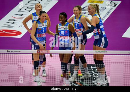 Das Glück von Paola Egonu (Conegliano) und Teamkollegen während des Volleyball Italian Serie A1 Frauenmatches Imoco Volley Conegliano gegen Unet E-Work Busto Arsizio am 06. November 2021 im Palaverde in Treviso, Italien (Foto von Ettore Griffoni/LiveMedia/NurPhoto) Stockfoto
