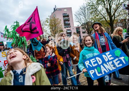 Eine Gruppe von Kindern ruft während eines massiven klimamarsches, der am 6.. November 2021 in Amsterdam organisiert wurde, Parolen gegen den Klimawandel. (Foto von Romy Arroyo Fernandez/NurPhoto) Stockfoto