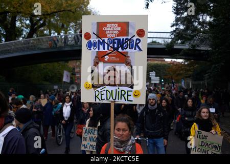 Eine Frau hält ein Plakat mit der Aufschrift „Keine Entschädigung, aber Abnahme“. Mehr als 3500 Menschen demonstrierten in Toulouse für das Klima, wie in vielen Städten in Frankreich und auf der ganzen Welt. Diese Demonstrationen wurden organisiert, als die COP26 in Glasgow (Schottland) begonnen haben, um einen maximalen Druck auf Politiker, Industrien und Compagnies auszuüben. Der IPCC malt einen unlebenswerten Planeten, wenn die Treibhausgasemissionen unvermindert anhalten. Die IEA sagt, dass fossile Brennstoffe von nun an im Boden bleiben müssen (kein neuer Bergbau und keine neuen Bohrungen). Die G20 sagten in einem Kommunique, dass ''Wir verpflichten uns, die existenzielle Herausforderung des Klimas anzugehen Stockfoto