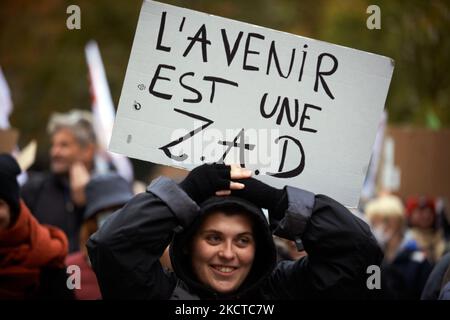 Eine junge Frau hält ein Plakat mit der Aufschrift „die Zukunft ist eine zu verteidigende Zone“. Mehr als 3500 Menschen demonstrierten in Toulouse für das Klima, wie in vielen Städten in Frankreich und auf der ganzen Welt. Diese Demonstrationen wurden organisiert, als die COP26 in Glasgow (Schottland) begonnen haben, um einen maximalen Druck auf Politiker, Industrien und Compagnies auszuüben. Der IPCC malt einen unlebenswerten Planeten, wenn die Treibhausgasemissionen unvermindert anhalten. Die IEA sagt, dass fossile Brennstoffe von nun an im Boden bleiben müssen (kein neuer Bergbau und keine neuen Bohrungen). Die G20 sagten in einem Kommunique, dass ''Wir uns verpflichten, die existenzielle Herausforderung des Klimas anzugehen Stockfoto