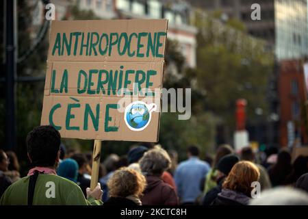 Ein Mann trägt einen Karton mit der Aufschrift "Anthropozän die letzte Zene".Mehr als 3500 Menschen demonstrierten in Toulouse für das Klima, wie in vielen Städten in Frankreich und auf der ganzen Welt. Diese Demonstrationen wurden organisiert, als die COP26 in Glasgow (Schottland) begonnen haben, um einen maximalen Druck auf Politiker, Industrien und Compagnies auszuüben. Der IPCC malt einen unlebenswerten Planeten, wenn die Treibhausgasemissionen unvermindert anhalten. Die IEA sagt, dass fossile Brennstoffe von nun an im Boden bleiben müssen (kein neuer Bergbau und keine neuen Bohrungen). Die G20 sagten in einem Kommunique, dass ''Wir verpflichten uns, die existenzielle Herausforderung des Klimas anzugehen Stockfoto