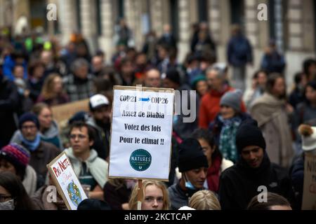 Eine junge Frau hält ein Plakat mit der Aufschrift "COP21-COP26, genug Blahblah, stimmen Gesetze für das Klima".Mehr als 3500 Menschen demonstrierten in Toulouse für das Klima, wie in vielen Städten in Frankreich und auf der ganzen Welt. Diese Demonstrationen wurden organisiert, als die COP26 in Glasgow (Schottland) begonnen haben, um einen maximalen Druck auf Politiker, Industrien und Compagnies auszuüben. Der IPCC malt einen unlebenswerten Planeten, wenn die Treibhausgasemissionen unvermindert anhalten. Die IEA sagt, dass fossile Brennstoffe von nun an im Boden bleiben müssen (kein neuer Bergbau und keine neuen Bohrungen). Die G20 sagten in einem Kommunique, dass ''Wir verpflichten uns, die Ex anzugehen Stockfoto