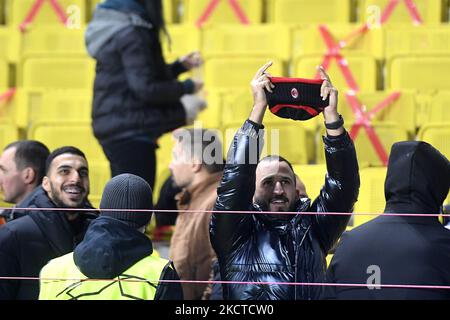 Sheriff-Fan mit einem Hut des AC Mailand vor Inter-Fans im Einsatz beim UEFA Champions League-Fußballspiel der Gruppe D zwischen Sheriff und Inter Mailand am 3. November 2021 im Sheriff-Stadion in Tiraspol. (Foto von Alex Nicodim/NurPhoto) Stockfoto