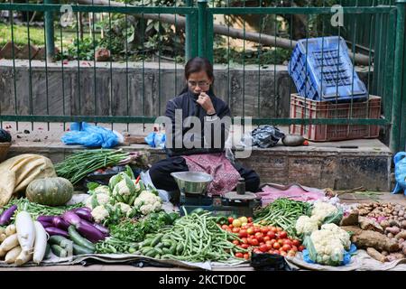 Frau verkauft Gemüse am Straßenrand auf dem Thamel-Markt in Nepal an einem frühen Wintermorgen. (Foto von Creative Touch Imaging Ltd./NurPhoto) Stockfoto