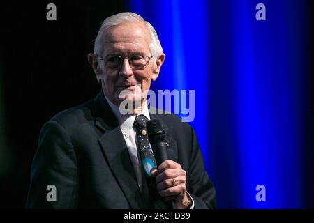 Apollo 16-Astronaut Charlie Duke hält am 6. November 2021 eine Konferenz während des « Explor’espace »-Festivals in Montrouge, in den Vororten von Paris, ab. Duke war die zehnte Person, die auf der Oberfläche des Mondes ging, zwölf Menschen sind auf dem Mond gelaufen, alle im Rahmen des Apollo-Programms. Vier von ihnen leben noch seit November 2021. (Foto von Michel Stoupak/NurPhoto) Stockfoto