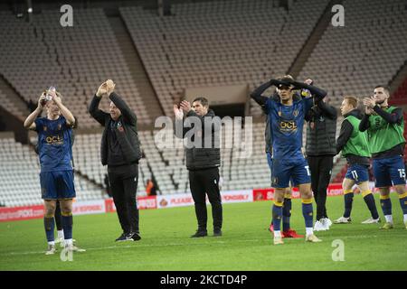 Mansfield Town Manager Nigel Clough applaudiert nach dem FA-Cup-Spiel zwischen Sunderland und Mansfield Town am Samstag, dem 6.. November 2021, im Stadion of Light in Sunderland den Fans von Mansfield Towns. (Kredit: Trevor Wilkinson | MI News) (Foto von MI News/NurPhoto) Stockfoto