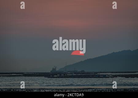 Hongkong, China, 6. November 2021, Sonnenuntergang in Ha Pak Nai. (Foto von Marc Fernandes/NurPhoto) Stockfoto