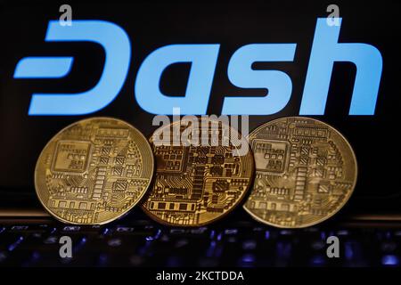 Das auf einem Telefonbildschirm angezeigte Dash-Logo und die Darstellung der Kryptowährung sind auf diesem Illustrationsfoto zu sehen, das am 6. November 2021 in Krakau, Polen, aufgenommen wurde. (Foto von Jakub Porzycki/NurPhoto) Stockfoto