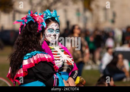 Zwei Frauen, die als Catrinas verkleidet sind - die Skelettfigur, die mit dem Día de Los Muertos assoziiert wird - besuchen ein Benefizfest in der National Mall, um den Feiertag zu feiern. Neben der Feier des Festes hat das Festival zwei weitere Ziele: Die Anerkennung des Día de los Muertos als wichtigen Kulturtag durch die bundesbehörden und die Spendenaktion für Organisationen, die an der Grenze durch die US-Immigration and Customs Enforcement (ICE) getrennte Familien wiedervereinen. (Foto von Allison Bailey/NurPhoto) Stockfoto