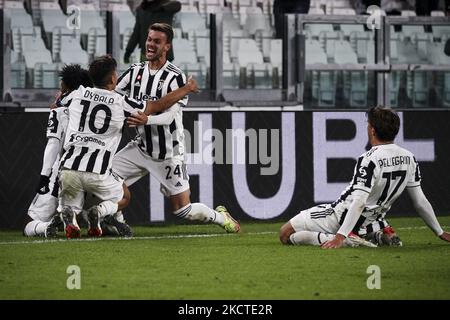 Juventus-Verteidiger Juan Cuadrado (11) feiert mit seinen Teamkollegen, nachdem er sein Tor erzielt hat, um es 1-0 während des Serie-A-Fußballspiels n.12 JUVENTUS - FIORENTINA am 06. November 2021 im Allianz-Stadion in Turin, Piemont, Italien, zu erreichen. Endergebnis: Juventus-Fiorentina 1-0. (Foto von Matteo Bottanelli/NurPhoto) Stockfoto