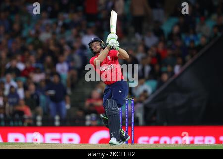 Sydney, Australien. 05.. November 2022. Jos Buttler aus England trifft den Ball beim 2022 ICC-WM-Spiel der Herren T20 zwischen England und Sri Lanka am 5. November 2022 auf dem Sydney Cricket Ground, Sydney, Australien. Foto von Peter Dovgan. Nur zur redaktionellen Verwendung, Lizenz für kommerzielle Nutzung erforderlich. Keine Verwendung bei Wetten, Spielen oder Veröffentlichungen einzelner Clubs/Vereine/Spieler. Kredit: UK Sports Pics Ltd/Alamy Live Nachrichten Stockfoto