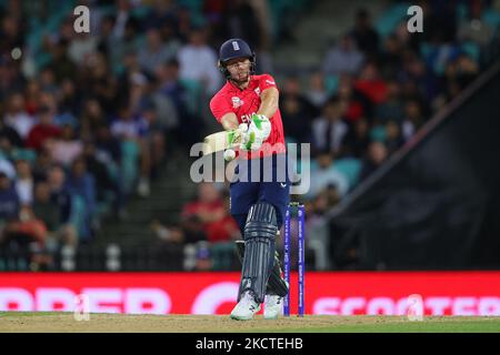 Sydney, Australien. 05.. November 2022. Jos Buttler aus England trifft den Ball beim 2022 ICC-WM-Spiel der Herren T20 zwischen England und Sri Lanka am 5. November 2022 auf dem Sydney Cricket Ground, Sydney, Australien. Foto von Peter Dovgan. Nur zur redaktionellen Verwendung, Lizenz für kommerzielle Nutzung erforderlich. Keine Verwendung bei Wetten, Spielen oder Veröffentlichungen einzelner Clubs/Vereine/Spieler. Kredit: UK Sports Pics Ltd/Alamy Live Nachrichten Stockfoto