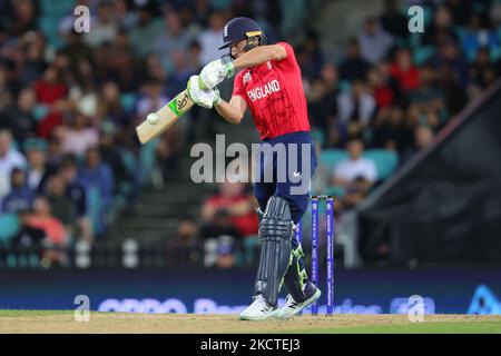 Sydney, Australien. 05.. November 2022. Jos Buttler aus England trifft den Ball beim 2022 ICC-WM-Spiel der Herren T20 zwischen England und Sri Lanka am 5. November 2022 auf dem Sydney Cricket Ground, Sydney, Australien. Foto von Peter Dovgan. Nur zur redaktionellen Verwendung, Lizenz für kommerzielle Nutzung erforderlich. Keine Verwendung bei Wetten, Spielen oder Veröffentlichungen einzelner Clubs/Vereine/Spieler. Kredit: UK Sports Pics Ltd/Alamy Live Nachrichten Stockfoto