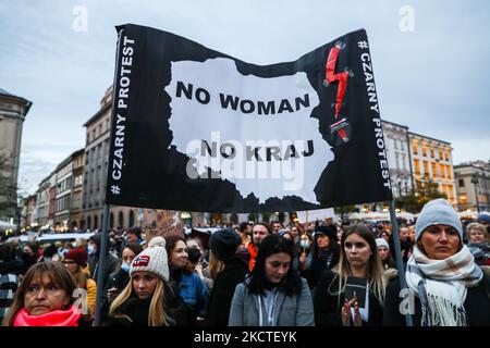 Die Leute nehmen „nicht mehr an!“ Teil. Protestierend, nachdem die 30-jährige Frau Iza in ihrer 22.-wöchigen Schwangerschaft an einem septischen Schock starb und trotz eines sterbenden Fötus eine Abtreibung abgelehnt hatte. Krakau, Polen, am 7. November 2021. (Foto von Beata Zawrzel/NurPhoto) Stockfoto