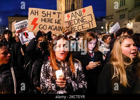 Die Leute nehmen „nicht mehr an!“ Teil. Protestierend, nachdem die 30-jährige Frau Iza in ihrer 22.-wöchigen Schwangerschaft an einem septischen Schock starb und trotz eines sterbenden Fötus eine Abtreibung abgelehnt hatte. Krakau, Polen, am 7. November 2021. (Foto von Beata Zawrzel/NurPhoto) Stockfoto