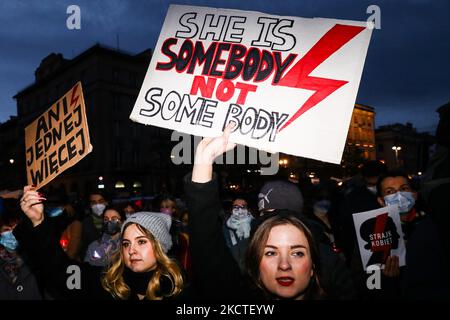 Die Leute nehmen „nicht mehr an!“ Teil. Protestierend, nachdem die 30-jährige Frau Iza in ihrer 22.-wöchigen Schwangerschaft an einem septischen Schock starb und trotz eines sterbenden Fötus eine Abtreibung abgelehnt hatte. Krakau, Polen, am 7. November 2021. (Foto von Beata Zawrzel/NurPhoto) Stockfoto