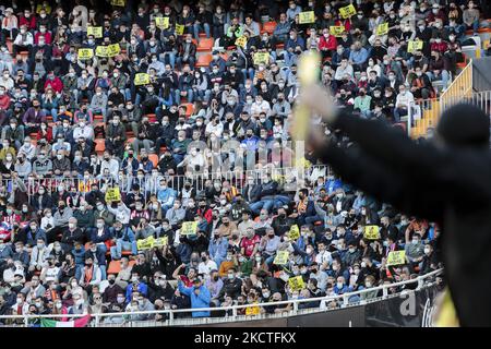 Die Fans des FC Valencia protestieren gegen den Besitzer Peter Lim während des La Liga-Spiels zwischen dem FC Valencia und dem Atletico de Madrid am 7. November 2021 im Mestalla-Stadion. (Foto von Jose Miguel Fernandez/NurPhoto) Stockfoto