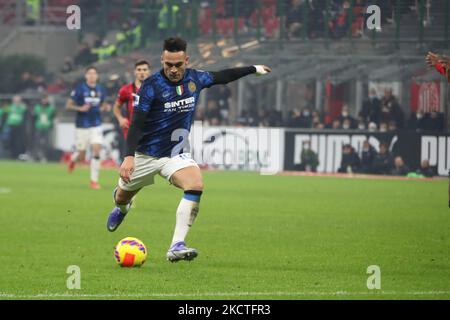 Lautaro Martinez von Inter in Aktion während des Fußballspiels der Serie A zwischen dem AC Mailand und dem FC Internazionale im Giuseppe-Meazza-Stadion, am 07. November 2021 in Mailand, Italien (Foto: Mairo Cinquetti/NurPhoto) Stockfoto