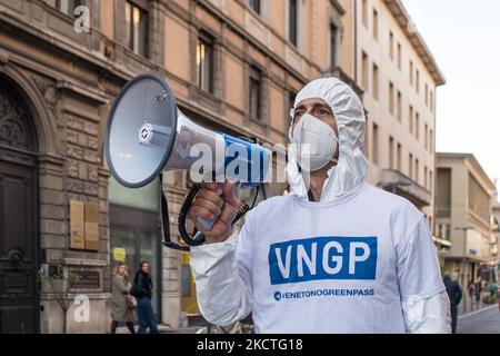 Allgemeine Ansicht der Demonstranten ohne Green Pass am 6. November 2021 in Padua, Italien. (Foto von Massimo Bertolini/NurPhoto) Stockfoto