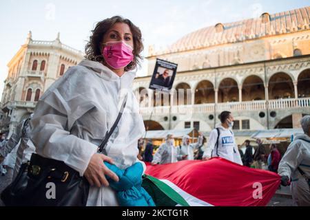 Allgemeine Ansicht der Demonstranten ohne Green Pass am 6. November 2021 in Padua, Italien. (Foto von Massimo Bertolini/NurPhoto) Stockfoto