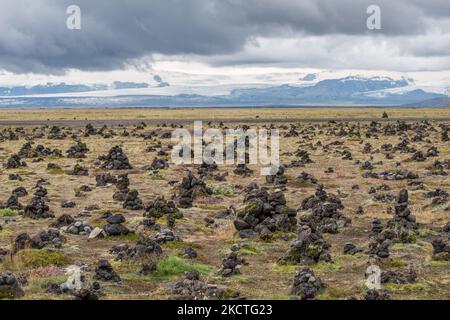 Laufskalavarda ist ein Lavakamm, der von steinhaufen umgeben ist und sich in der Nähe der Ringstraße im Süden Islands befindet Stockfoto