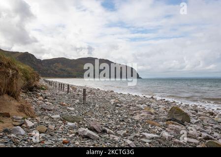 Ein Herbsttag an der Küste von Nord-Wales in Conwy Morfa. Blick auf Penmaen Bach Point. Stockfoto