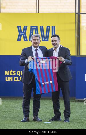 Xavi Hernandez präsentierte sich als neuer Trainer des FC Barcelona mit der Präsidentin Joan Laporta am 8.. November 2021 im Camp Nou Stadion in Barcelona. (Foto von Xavier Bonilla/NurPhoto) Stockfoto