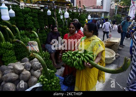 Vorbereitung des Chhath-Puja-Festivals in Kalkutta, Indien, 08. November 2021. Das Chhath Festival, auch bekannt als Surya Pooja, oder Anbetung der Sonne, wird in mehreren Teilen der indischen Staaten beobachtet, die von der Bihari Gemeinschaft gefeiert werden, und sieht eifrige Anhänger, die den sonnengott an den Ufern von Flüssen oder kleinen Teichen anbeten, Und für die Langlebigkeit und Gesundheit ihres Ehegatten zu beten. (Foto von Indranil Aditya/NurPhoto) Stockfoto