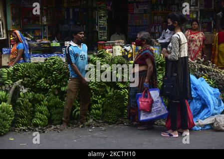 Vorbereitung des Chhath-Puja-Festivals in Kalkutta, Indien, 08. November 2021. Das Chhath Festival, auch bekannt als Surya Pooja, oder Anbetung der Sonne, wird in mehreren Teilen der indischen Staaten beobachtet, die von der Bihari Gemeinschaft gefeiert werden, und sieht eifrige Anhänger, die den sonnengott an den Ufern von Flüssen oder kleinen Teichen anbeten, Und für die Langlebigkeit und Gesundheit ihres Ehegatten zu beten. (Foto von Indranil Aditya/NurPhoto) Stockfoto