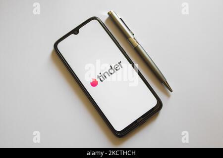 In dieser Fototafel wird am 8. November 2021 in Athen, Griechenland, ein Tinder-Logo auf einem Smartphone-Bildschirm und ein Bleistift angezeigt. (Foto von Nikolas Kokovlis/NurPhoto) Stockfoto